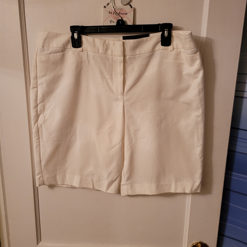 Apt 9 Bermuda Mid Rise Shorts 16
